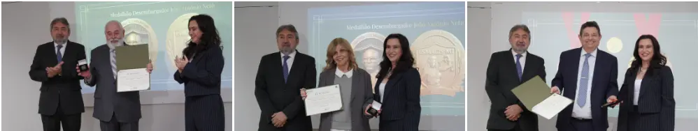 Montagem com três fotos lado a lado mostrando entregas de diplomas e medalhas. Em cada uma, três autoridades posam sorridentes em frente a uma tela de projeção em um evento formal da Esmagis-MT.