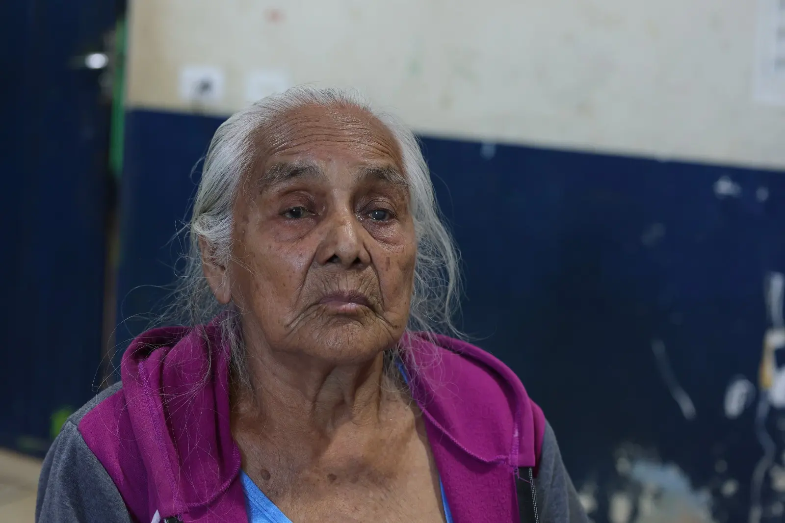 Retrato em primeiro plano de uma idosa indígena de cabelos brancos compridos no arquivo 