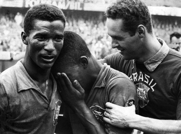 VM 1958 i Sverige, final, Brasilien - Sverige, 5-2, match action, i mitten Pelà , fotbollsspelare Brasilien landslaget grater ut sin lycka i armarna pa Didi efter finalsegern mot Sverige. Denna bild tagen av Gunnar Tingsvall vann 3:e pris i Sportbilds kategorin i World Press Photo 1958. Fotbolls VM 1958. T.h. tröstar Gylmar dos Santos Neves, Gilmar , fotbollsspelare Brasilien malvakt 1958-06-29 c TINGSVALL GUNNAR / Aftonbladet / IBL * * * EXPRESSEN OUT * * * AFTONBLADET / 5600 Stockholm Sverige fotboll sp_sw x2512x *** World Cup 1958 in Sweden, final, Brazil Sweden, 5 2, match action, in the middle Pele, footballer Brazil national team, Nationalteam crying out his happiness in the arms of Didi after the final victory against Sweden This p PUBLICATIONxNOTxINxDENxNORxSWExFIN Copyright: xTINGSVALLxGUNNAR/Aftonbladet/TTx Fotbolls-VM 1958 xx *** World Cup 1958 in Sweden, final, Brazil Sweden, 5 2, match action, in the middle Pele, soccer player Brazil national team crying out his happiness in the arms of Didi after the final victory against Sweden This picture taken by Gunnar Tingsvall won 3rd prize in the Sportbilds category in the World Press Photo 1958 Football World Cup 1958 T h comforts Gylmar dos Santos Neves, Gilmar , soccer player Brazil goalkeeper 1958 06 29 c TINGSVALL GUNNAR Aftonbladet IBL EXPRESSEN OUT AFTONBLADET 5600 Stockholm Sweden football sp sw x2512x World Cup 1958 in Sweden, final, Brazil Sweden, 5 2, match action, in the middle Pele, footballer Brazil national team crying out his happiness in the arms of Didi after the final victory against Sweden This p PUBLICATIONxNOTxINxDENxNORxSWExFIN Copyright xTINGSVALLxGUNNAR Aftonbladet TTx Fotbolls VM 1958 xx PUBLICATIONxNOTxINxDENxNORxSWExFIN Copyright: xIMAGO/TINGSVALLxGUNNAR/Aftonbladet/TTx imago images 0769693719