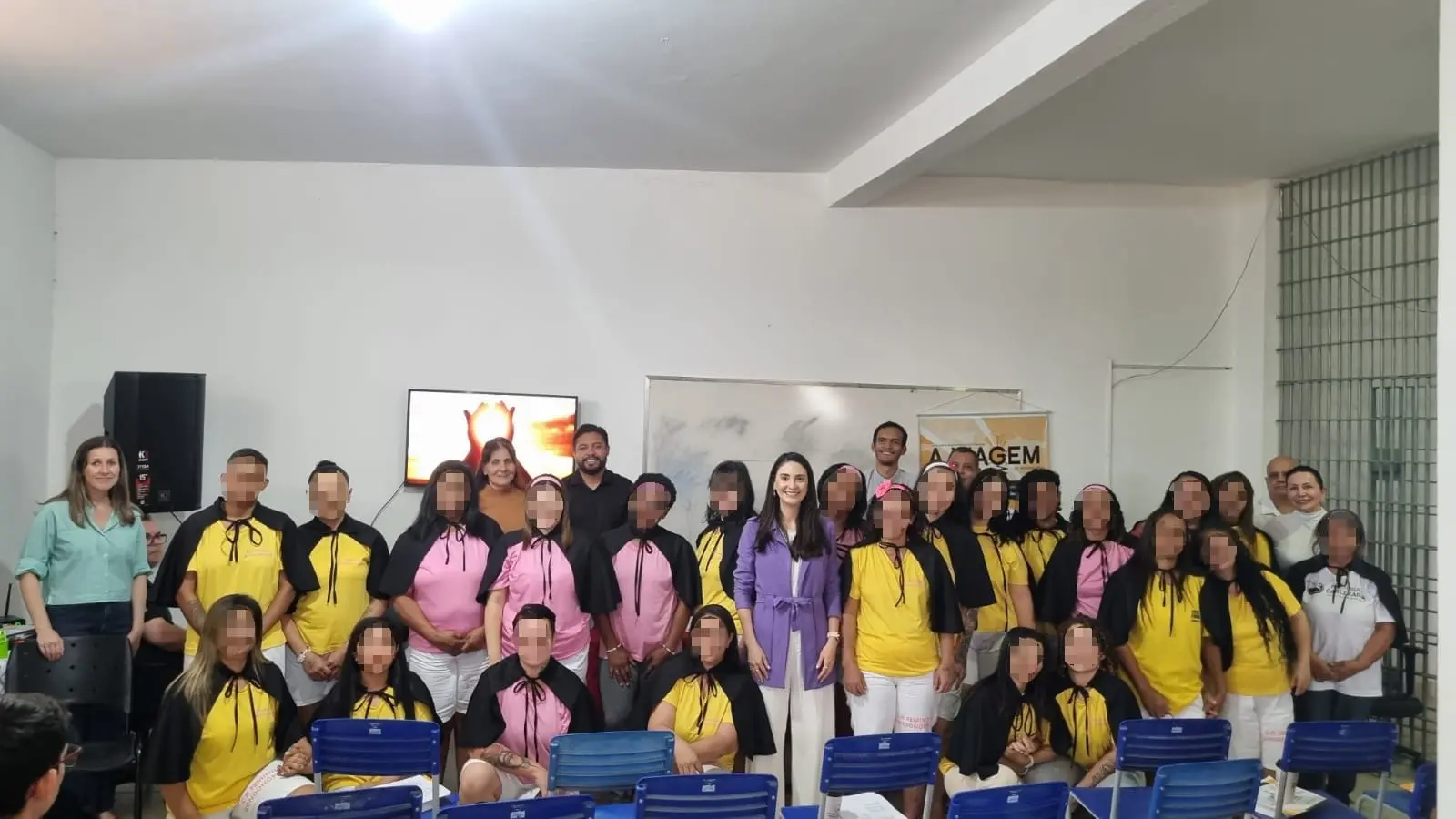 A imagem mostra a cerimônia de formatura das turmas do programa 